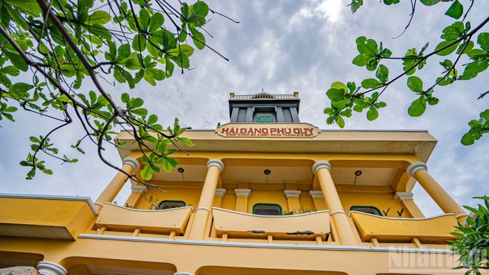Khác với kiến trúc hình trụ tròn hay bát giác thường thấy, tháp đèn hải đăng Phú Quý sở hữu thiết kế hình khối hộp vuông vức, vững chãi, được phủ lên lớp sơn màu vàng rực rỡ nổi bật.