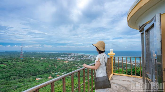 Đứng từ ban công trên đỉnh tháp đèn, một tầm nhìn ngoạn mục 360 độ được mở ra. Tại vị trí cao nhất của hòn đảo, du khách có thể tận hưởng trọn vẹn những luồng gió mát lành và phóng tầm mắt ra đại dương bao la để cảm nhận sự vĩ đại của thiên nhiên.