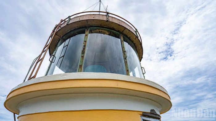 Phần đỉnh tháp là một lồng đèn bao bọc bằng hệ kính cường lực, bên trong trang bị hệ thống chiếu sáng hiện đại. Ánh sáng từ hải đăng Phú Quý có tầm chiếu xa khoảng 22 hải lý, bền bỉ quét những vệt sáng dài xuyên màn đêm Biển Đông.