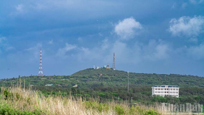 Ngọn hải đăng được đưa vào vận hành từ năm 1997, tọa lạc trên đỉnh núi Cấm - ngọn núi cao nhất của đặc khu Phú Quý với độ cao 108m so mực nước biển.