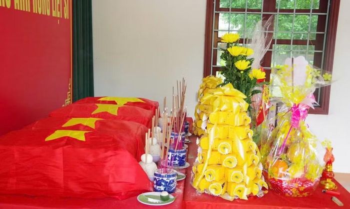 Hài cốt liệt sĩ đang được bảo quản, hương khói tại Đội 584, Phòng Chính trị, Bộ Chỉ huy quân sự tỉnh Quảng Trị.