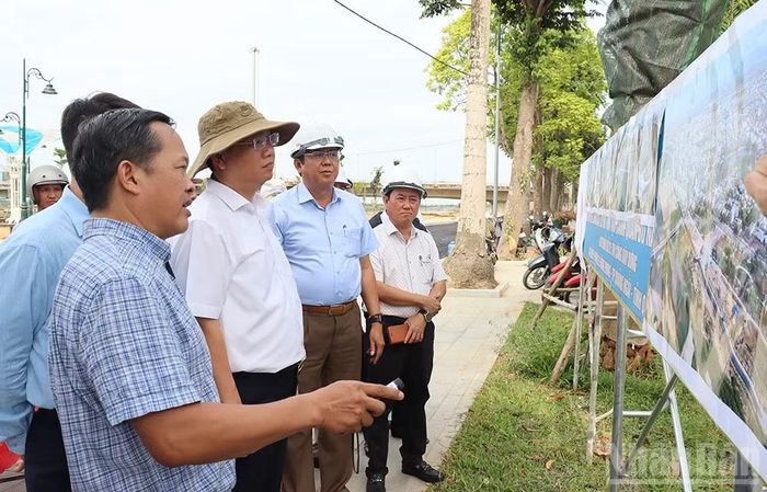 Kiểm tra hiện trường dự án, Phó Chủ tịch Ủy ban nhân dân tỉnh Quảng Ngãi Nguyễn Công Hoàng yêu cầu khẩn trương giải quyết dứt điểm công tác giải phóng mặt bằng trong tháng 9, để thi công hoàn thành toàn bộ dự án vào cuối năm 2026.