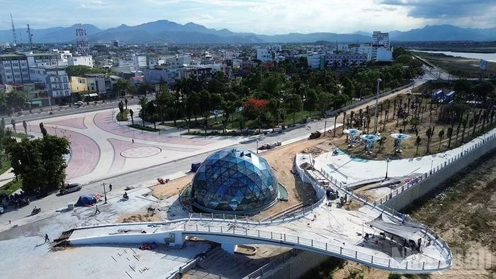 Nổi bật tổng thể dự án là cụm bán cầu ánh sáng và đài vọng cảnh hình mũi thuyền vươn ra sông Trà Khúc, mang thông điệp “Quảng Ngãi vươn mình ra biển lớn” sẽ đưa vào sử dụng trước ngày 15/8.