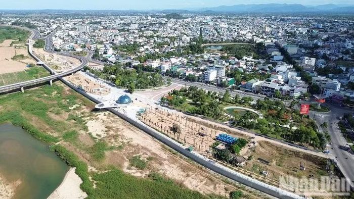 Dự án kè chống sạt lở và tôn tạo cảnh quan bờ nam sông Trà Khúc không chỉ chống sạt lở mà còn tạo không gian xanh để nhân dân có nơi vui chơi, giải trí, tạo điểm nhấn mới cho đô thị trung tâm tỉnh lỵ Quảng Ngãi.