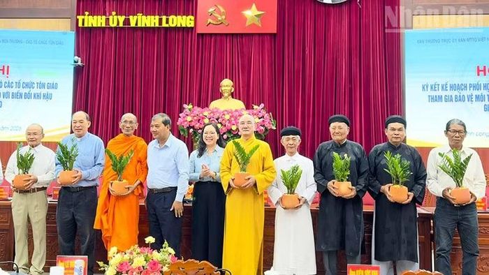 Tặng cây xanh cho các tổ chức tôn giáo.