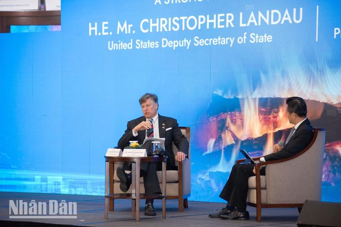  Ông bày tỏ sự lạc quan về một tương lai tươi sáng khi Hoa Kỳ và ASEAN cùng tận dụng các công nghệ nhằm thúc đẩy tăng trưởng và lợi ích của người dân ở cả hai bên. 