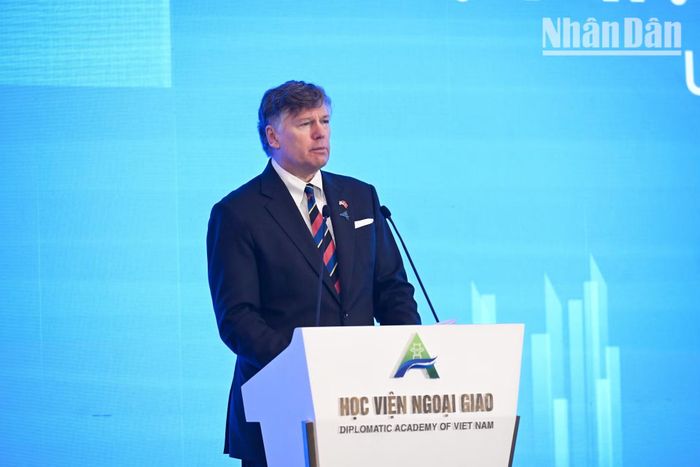 Về vấn đề năng lượng, Hoa Kỳ cam kết hỗ trợ ASEAN đa dạng hóa nguồn lực và bảo đảm an ninh năng lượng dài hạn. Hoa Kỳ hiện đang triển khai các chính sách năng lượng như xuất khẩu khí dầu mỏ hóa lỏng (LPG) và khí thiên nhiên hóa lỏng (LNG).