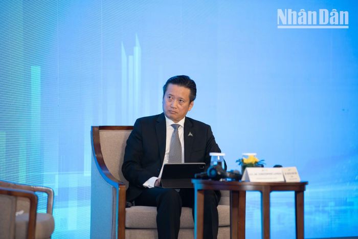 Đối với khu vực ASEAN, Thứ trưởng Landau khẳng định Hoa Kỳ hoàn toàn ủng hộ sự đoàn kết và hành động chung của các quốc gia Đông Nam Á. Ông bày tỏ mong muốn của Hoa Kỳ là một đối tác mạnh mẽ của khu vực này trong thời gian tới.