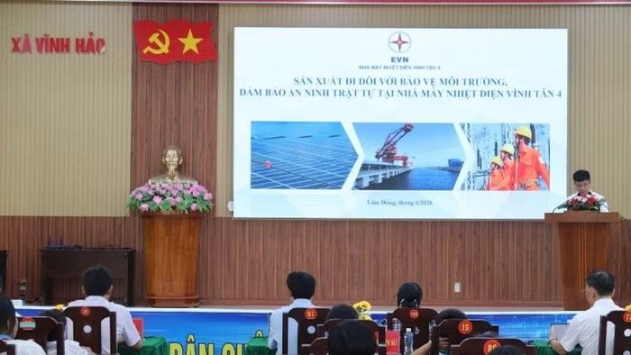 Đại diện Nhà máy Nhiệt điện Vĩnh Tân 4 chia sẻ tới người dân địa phương về công tác sản xuất gắn với bảo vệ môi trường của đơn vị.