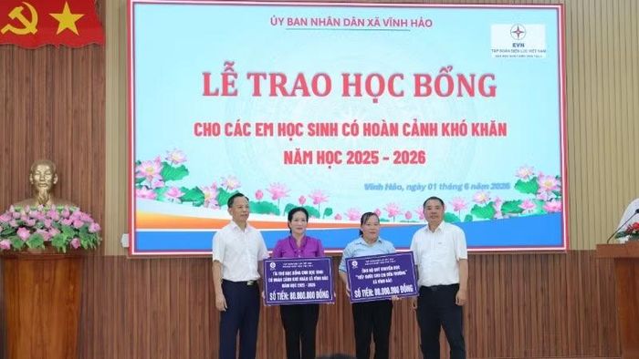 Đại diện Nhà máy Nhiệt điện Vĩnh Tân 4 trao tặng các bảng tượng trưng tại chương trình.