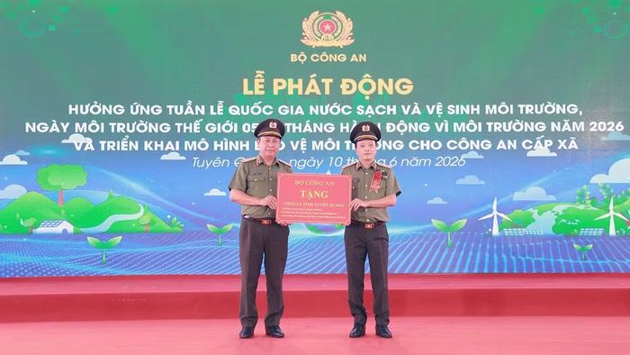Trung tướng Đặng Hồng Đức, Thứ trưởng Công an trao biểu trưng quà tặng cho Thiếu tướng Nguyễn Đức Thuận, Giám đốc Công an tỉnh Tuyên Quang.