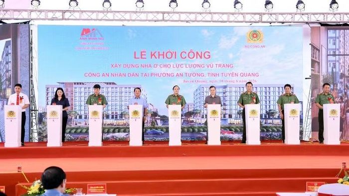 Đại biểu ấn nút khởi công dự án xây dựng nhà ở cho lực lượng vũ trang Công an nhân dân tại phường An Tường, tỉnh Tuyên Quang.