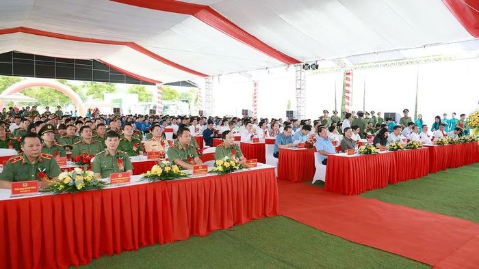 Đại biểu dự buổi lễ.