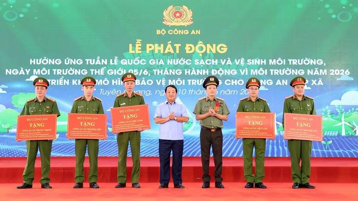 Thứ trưởng Công an Đặng Hồng Đức và Bí thư Tỉnh ủy Tuyên Quang Hầu A Lềnh trao quà tặng 5 đơn vị Công an cấp xã vùng sâu, vùng xa trên địa bàn tỉnh Tuyên Quang.