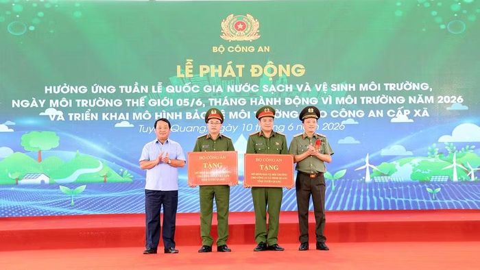 Thứ trưởng Công an Đặng Hồng Đức và Bí thư Tỉnh ủy Tuyên Quang Hầu A Lềnh trao tặng mô hình bảo vệ môi trường cho Công an xã Việt Lâm và Minh Quang.