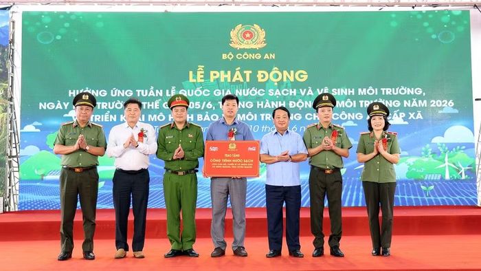 Các đồng chí lãnh đạo trao tặng công trình nước sạch cho cán bộ, chiến sĩ và nhân dân xã Minh Quang, tỉnh Tuyên Quang.