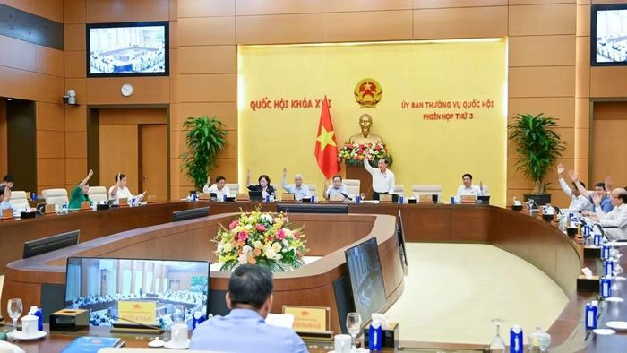 100% thành viên Ủy ban Thường vụ Quốc hội tham gia biểu quyết tán thành thông qua Nghị quyết. (Ảnh: THỦY NGUYÊN)