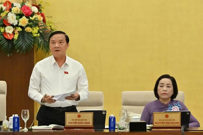 Phó Chủ tịch Quốc hội Nguyễn Khắc Định điều hành nội dung thảo luận. (Ảnh: THỦY NGUYÊN)