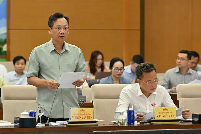 Phó Chánh án Tòa án nhân dân tối cao Nguyễn Văn Tiến trình bày tờ trình tại phiên họp. (Ảnh: THỦY NGUYÊN)