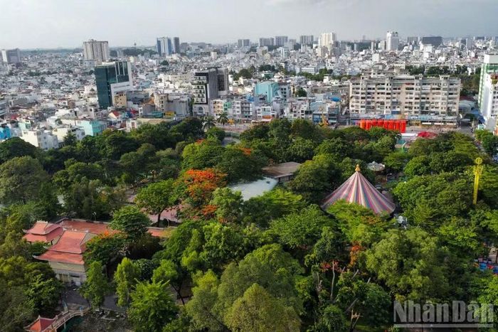Trước khi trở thành công viên xanh giữa lòng Thành phố Hồ Chí Minh, khu vực Công viên Lê Thị Riêng, phường Hòa Hưng, từng là nghĩa địa Chí Hòa, còn được biết đến với tên gọi nghĩa trang Chợ Quán hay Đô Thành. Đây là nơi yên nghỉ của nhiều cư dân Sài Gòn và các chiến sĩ cách mạng hy sinh trong thời kỳ kháng chiến.