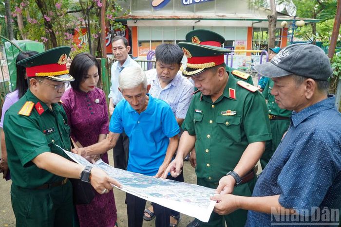 Những nhân chứng từng sống gần nghĩa trang Đô Thành tham gia cung cấp thông tin tại Hội thảo xác minh kết luận thông tin về liệt sĩ, mộ liệt sĩ tại khu vực nghĩa trang Đô Thành (Chí Hòa-Sài Gòn) sáng 8/6.( Ảnh: Bộ Tư lệnh Thành phố Hồ Chí Minh)