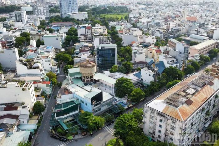 Một chi tiết đáng chú ý là hình ảnh tháp nước (hay bồn nước) xuất hiện trong ảnh tư liệu năm 1968. Dựa vào dấu mốc này, các nhà nghiên cứu và người dân đã đưa ra nhiều giả thuyết nhằm xác định vị trí hố chôn tập thể trong khu vực công viên hiện nay.