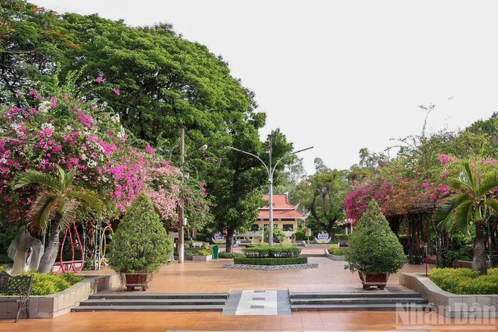 Buổi sáng, dưới những hàng cây cổ thụ luôn nhộn nhịp người tập thể dục. Cuộc sống bình yên hiện tại tạo nên sự tương phản với những câu chuyện lịch sử vẫn đang được tìm lại dưới lớp đất của công viên.
