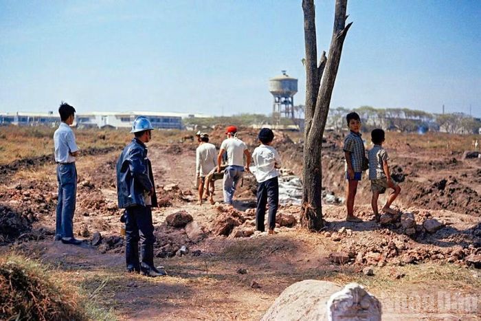 Theo Bộ Tư lệnh Thành phố Hồ Chí Minh, cuối tháng 5 vừa qua, công tác tìm kiếm, quy tập các liệt sĩ hy sinh ngày 12/2/1968 tại nghĩa địa Chí Hòa đã được triển khai. Nhiều tư liệu lịch sử cùng lời kể của các nhân chứng đang góp phần làm rõ vị trí chôn cất các liệt sĩ.( Ảnh: Bộ Tư lệnh Thành phố Hồ Chí Minh )