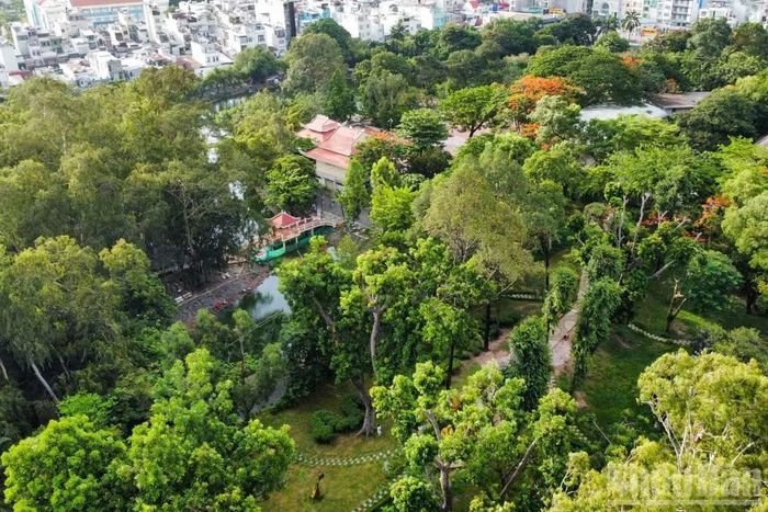 Công viên Văn hóa Lê Thị Riêng được đưa vào sử dụng từ năm 1983 trên nền khu vực nghĩa trang Đô Thành cũ.