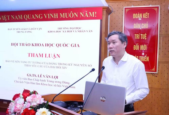 GS, TS Lê Văn Lợi, Ủy viên Trung ương Đảng, Chủ tịch Viện Hàn lâm Khoa học xã hội Việt Nam trình bày tham luận với chủ đề “Bảo vệ nền tảng tư tưởng của Đảng trong kỷ nguyên số theo yêu cầu của Đại hội XIV”.