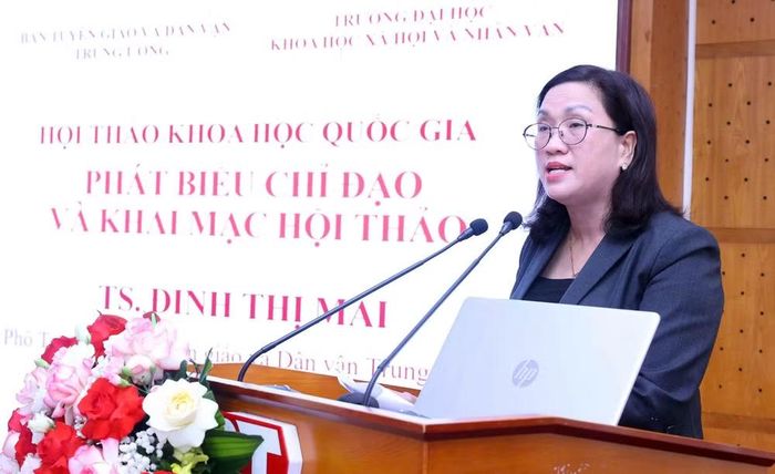 TS Đinh Thị Mai, Phó Trưởng Ban Tuyên giáo và Dân vận Trung ương phát biểu khai mạc hội thảo.