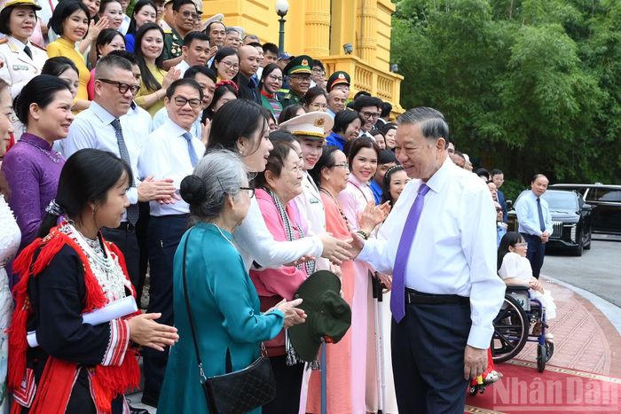 Tổng Bí thư, Chủ tịch nước Tô Lâm với các đại biểu trong Chương trình “Việc tử tế” của Đài Truyền hình Việt Nam.