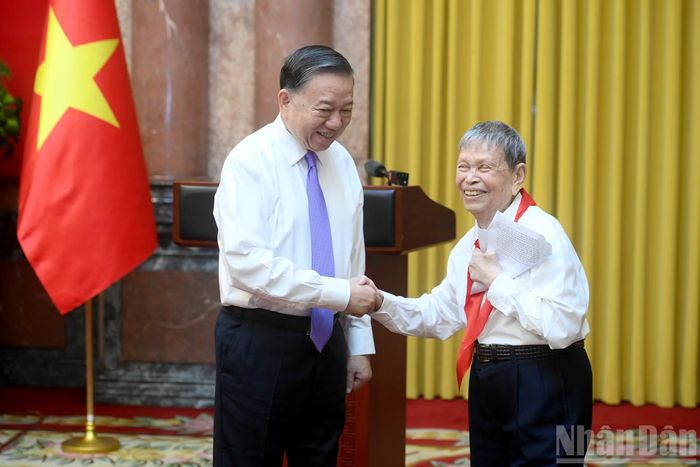 Tổng Bí thư, Chủ tịch nước Tô Lâm với Thầy giáo Nhân dân, Anh hùng Lao động Nguyễn Đức Thìn – người khởi xướng phong trào “Nghìn việc tốt” từ năm 1963, từng vinh dự được gặp Bác Hồ.