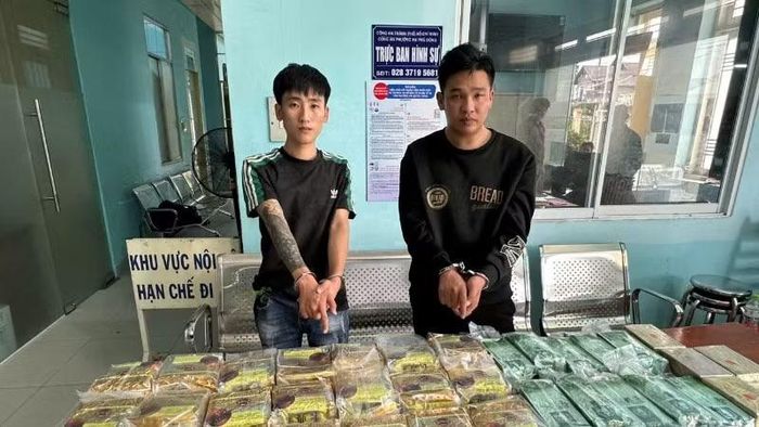 Một số đối tượng trong đường dây và tang vật thu giữ.