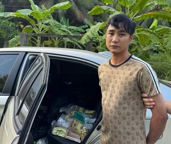Lực lượng chức năng khống chế một đối tượng trong đường dây hoạt động tại 11 tỉnh, thành phố.