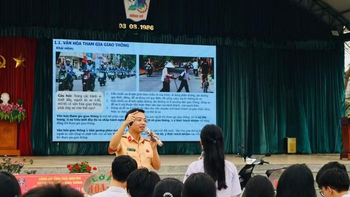 Lực lượng Cảnh sát giao thông tuyên truyền, giáo dục pháp luật về trật tự, an toàn giao thông tại các trường trung học phổ thông trên địa bàn tỉnh Thái Nguyên.