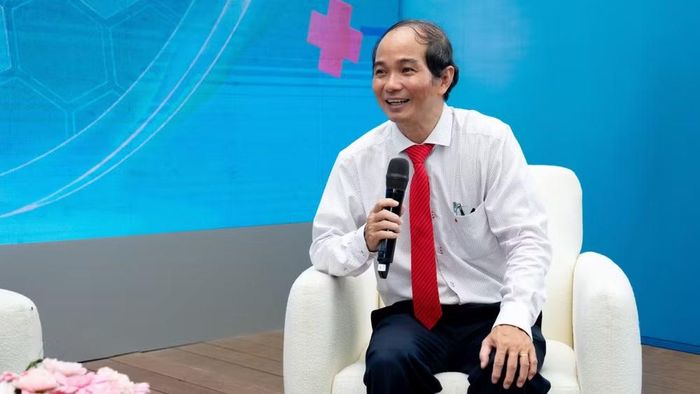Phó Giáo sư, Tiến sĩ, bác sĩ Phạm Văn Quang, Trưởng khoa Hồi sức tích cực chống độc, Bệnh viện Nhi đồng 1 chia sẻ thông tin về điều trị sốt xuất huyết.