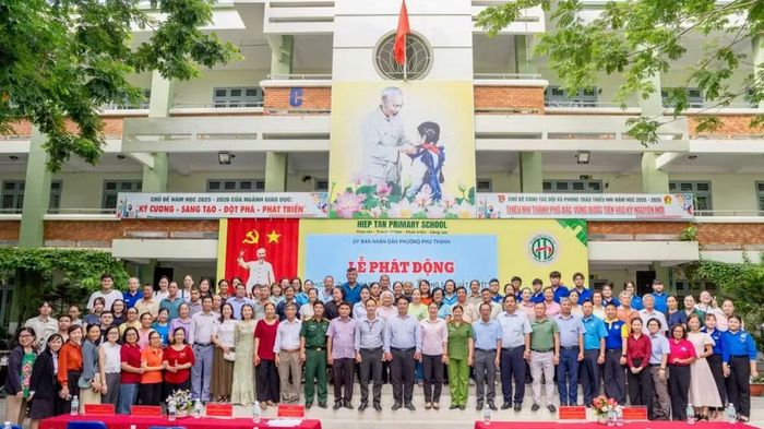 Hệ thống chính trị phường Phú Thạnh chung tay quyết tâm phòng ngừa sốt xuất huyết.