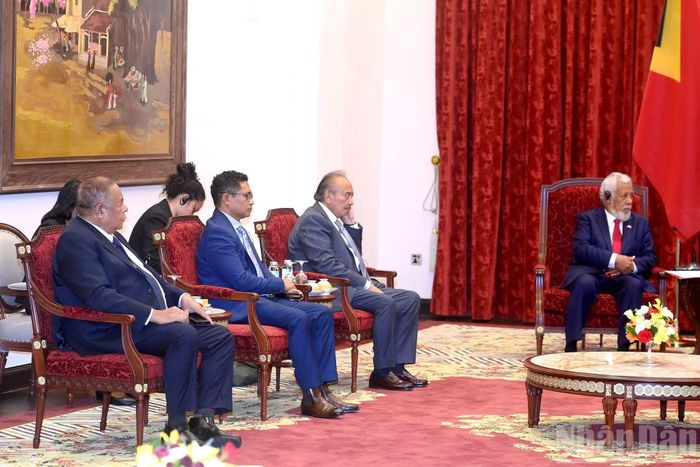 Các đại biểu tháp tùng Thủ tướng Timor-Leste Kay Rala Xanana Gusmao tham dự cuộc tiếp.