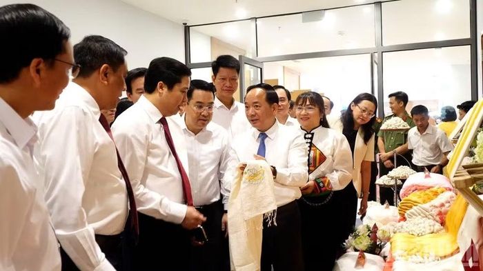 Đồng chí Trịnh Văn Quyết tham quan sản phẩm lụa tơ tằm do nông dân xã Trấn Yên sản xuất.