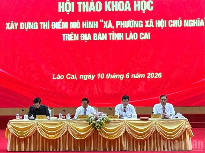 Đoàn Chủ tịch chủ trì hội thảo.