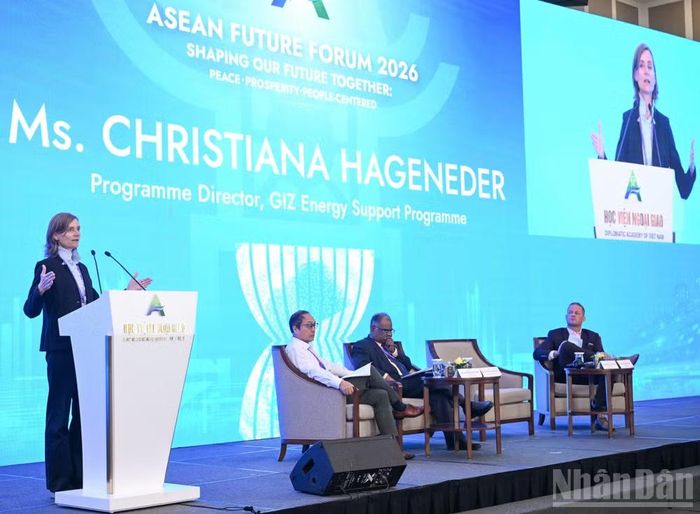 Bà Christiana Hageneder, Giám đốc Chương trình Hỗ trợ năng lượng của GIZ nêu ý kiến tại diễn đàn. (Ảnh: TRẦN HẢI)