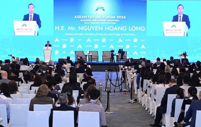 Đó là lý do vì sao, ASEAN đang hướng tới hành động chung là Kế hoạch hành động ASEAN về hợp tác năng lượng (APAEC) đến năm 2030, để củng cố tính tự cường và kết nối lưới điện liên quốc gia. Các quốc gia ASEAN đều thống nhất rằng ưu tiên chuyển đổi cần mang tính bao trùm, giảm thiểu gánh nặng cho người dân và tận dụng hỗ trợ công nghệ từ các đối tác.