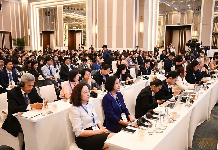 Bà cũng đề xuất 3 lĩnh vực hợp tác trong thời gian tới, bao gồm khơi thông thị trường, bảo đảm ổn định cung ứng và chia sẻ thông tin dự trữ; đa dạng hóa nguồn cung và đầu tư vào năng lượng sạch thông qua cơ chế Đối tác chuyển dịch năng lượng công bằng (JETP) tại Việt Nam và Indonesia; và hợp tác đa phương qua mạng lưới điện ASEAN và các dự án năng lượng hạt nhân với sự hỗ trợ từ ADB và World Bank.
