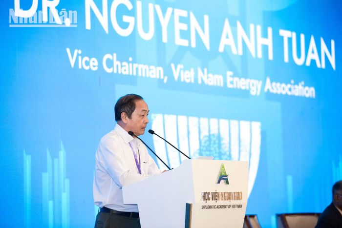 Tiến sĩ Nguyễn Anh Tuấn, Phó Chủ tịch Hiệp hội Năng lượng Việt Nam, cho biết năm 2024, năng lượng tái tạo của Việt Nam đạt 16% nhưng vẫn phụ thuộc nhập khẩu dầu từ Singapore hơn 26%. Việt Nam hướng tới kế hoạch đầu tư 136 tỷ USD đến năm 2030 để giảm phụ thuộc vào than, tăng cường khai thác điện gió ngoài khơi và lưu trữ năng lượng.