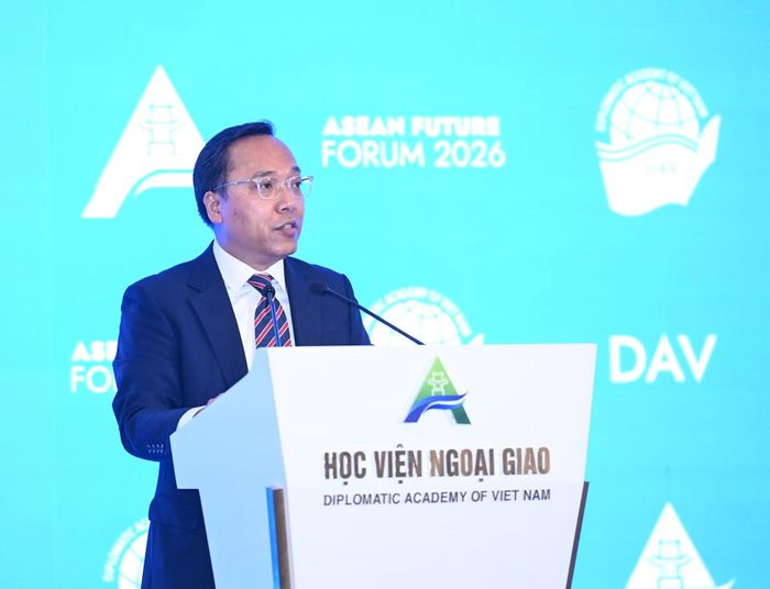 Về phía Việt Nam, Thứ trưởng Công thương Nguyễn Hoàng Long nhấn mạnh an ninh năng lượng đang bị thách thức bởi địa chính trị, thay đổi chuỗi cung ứng và áp lực chuyển đổi toàn cầu. Thế giới đứng trước một định nghĩa mới: An ninh năng lượng không chỉ là nguồn cung, mà phải bảo đảm tính ổn định, sẵn sàng, khả năng chi trả và bền vững.