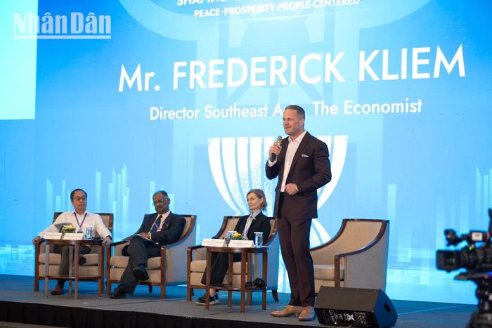 Ông Frederic Kliem, Giám đốc phụ trách Đông Nam Á của tạp chí The Economist, chia sẻ quan điểm “không tiêu thụ năng lượng thì không thể tăng trưởng”. Ông cũng cho rằng, khu vực ASEAN và thế giới cần giảm thiểu sự phụ thuộc vào than, dầu, khí và tìm kiếm các nguồn năng lượng thay thế để tránh các cú sốc nguồn cung trong tương lai.