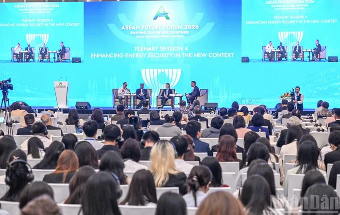 Trong bối cảnh thế giới có nhiều biến động chính trị, đe dọa đến an ninh và an toàn của chuỗi cung ứng năng lượng, nhu cầu về chuyển đổi xanh vì thế mà trở nên cấp thiết hơn bao giờ hết. Phiên thảo luận “Tăng cường an ninh năng lượng trong bối cảnh mới” nhằm định nghĩa lại an ninh năng lượng như một thách thức chiến lược đặt trong mối liên hệ với tăng trưởng kinh tế, cam kết về khí hậu và khả năng phục hồi.