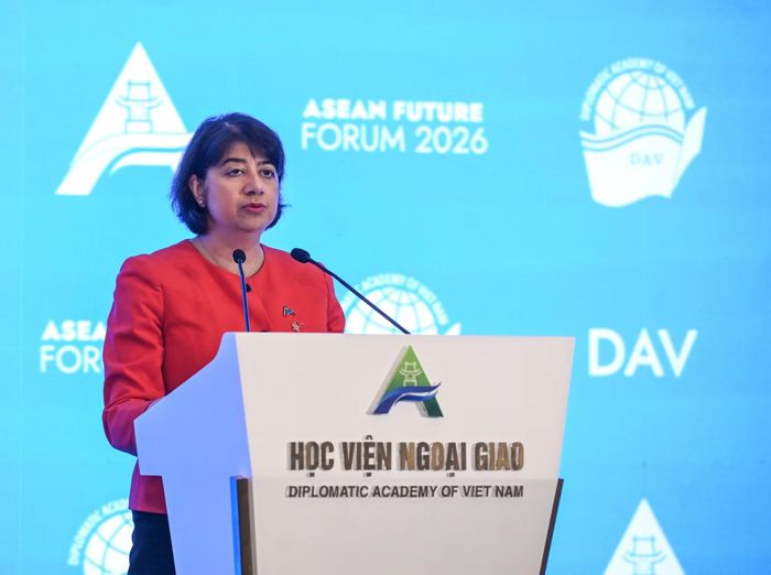 Bà Seema Malhotra, Thứ trưởng phụ trách khu vực Ấn Độ Dương-Thái Bình Dương, Bộ Ngoại giao Vương quốc Anh, đề cập đến những thách thức hiện nay của thế giới như xung đột tại Trung Đông và việc đóng cửa eo biển Hormuz gây gián đoạn nguồn cung, khiến cho giá cả năng lượng và áp lực lên sản xuất leo thang tại Đông Nam Á. Bà Seema Malhotra nhấn mạnh định hướng giảm phụ thuộc vào nhiên liệu hóa thạch để đạt mục tiêu phát thải vào năm 2030.