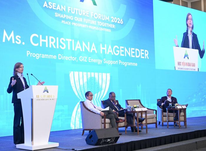 Tại phiên thảo luận, bà Christiana Hageneder, Giám đốc Chương trình Hỗ trợ năng lượng của GIZ (Đức), nhận định các cuộc khủng hoảng năng lượng lại chính là động lực thúc đẩy quá trình chuyển đổi. Bà khuyến khích ASEAN và Việt Nam nên tận dụng mọi cuộc khủng hoảng để biến nó thành cơ hội chuyển đổi năng lượng.